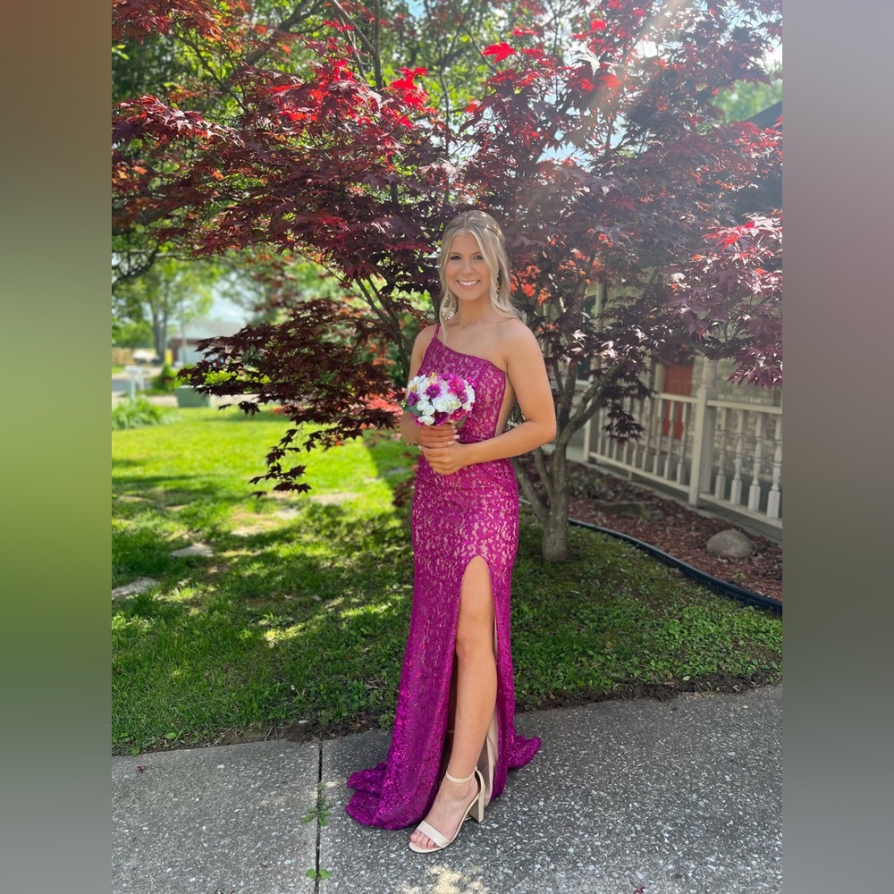 Jovani prom dress, worn 3 hours bought brand new it’s in perfect condition.